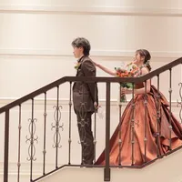 カラードレスのファーストミートも人気の演出。ゲストの見守る中、シンデレラ階段で行うのも素敵な演出の一つです♪