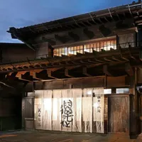 200年以上土地を守ってきた商家 萬屋本店は 次代へ歴史を紡ぐ 社交場として生まれ変わった。