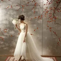 足元が見えるフェミニンな装い。軽やかで柔らかく、遊び心に溢れた大人の女性の魅力を表現します。