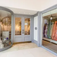 四季の丘に似合うドレスを最新トレンドの中から厳選してラインナップした併設のドレスサロン。専属のドレスコーディネーターがドレス選びから挙式当日までしっかりとサポート。