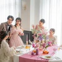 70名収容の会場はおふたりとゲストの距離が近く、自ずと会話が生まれるので、いつもの笑顔で過ごす自然体のパーティにぴったりです。ゲストとふれあえる時間をたっぷりとって、おふたり自身も会話をお楽しみください