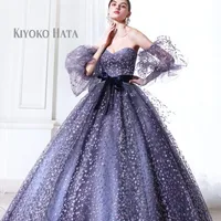 透き通った夜空に差し込む光の帯を表現したドレス。袖は取り外すと輝くプリンセススタイルに。