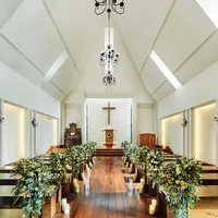 ウォールナット天然木のバージンロードを備え、緑と光に包まれた「木の教会」