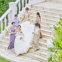 大階段を友人と進む新婦