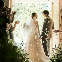 未来に向かう光と祝福をあびながら、感動の退場シーン。