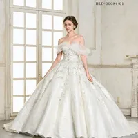 グリッターとビーズレースをふんだんに使用した韓国風ラグジュアリーstyle。
パワーショルダーとふんわりチュールオフショルダーの2way仕様が嬉しいポイント