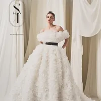 くるくると立体的な動きのあるメロー巻きフリルをふんだんに使用した甘さとモード感を兼ね備えた1着。
ローウエストから広がるボリュームフリルスカートが存在感のあるヒロインにドレスに。