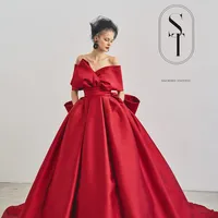 平面では表現が難しく、高いパターン技術力でデコルテを美しく、ウエストを細く見せる調整を何度も操り返し重ね、素材の美しさを最大限活かした上品で華やかな一着です。