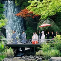 四季の彩りが美しい庭園と迫力のある滝。