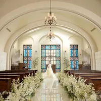 自然光に照らされ、花嫁がより美しく映えるチャペル
