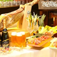 ウェルカムパーティーの一幕では生ハムや生ビールなどを提供