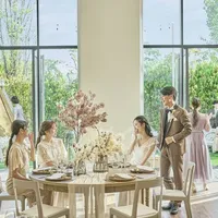 ふたりがゲストのもとへ。動きが自由なウェディングパーティー