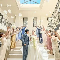 感動的な挙式の後は憧れの大階段で祝福のセレモニー。屋根付きで天候も気にせず安心