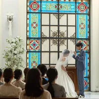 息を呑むような美しさ。ゲストの視線が優しくふたりを見守るベールダウン