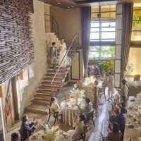ゼフィールの披露宴会場にある階段からの入場でゲストの注目を集めて！