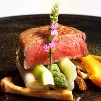 ゲストに大人気の国産牛フィレ肉。季節の野菜を添えて。