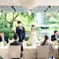 披露宴会場からは滝を眺めることができます。ガーデン入場でゲストを驚かそう！