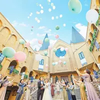 挙式後は開放的な広場でゲストと共にバルーンリリース♪