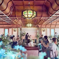 大人数でもテーブルレイアウトを工夫すると、会話も弾むパーティに！とびきり美味しいお料理とゲストの笑顔に囲まれて。居心地のよいモダンスタイリッシュデザインの『かぐわ』。