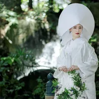 白無垢で緑や滝をバックに撮影