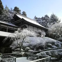 雪で包まれた湖上儀式殿。