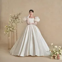 上質なミカドが描く柔らかなスカートの広がりに繊細で立体的なレースのトップスが美しく映える一着。