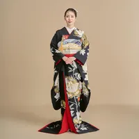 日本で文様化された珍しい柄、橘を着物全体に大胆に描いた黒の引き振袖。黄金の松が雅な輝きを添えてくれます。
