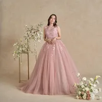 ふんわりと広がるラメチュールが光を纏い、特別な輝きを放つ一着。