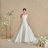 タッキングを重ねたトップスからウエスト、ヒップにかけてしなやかなラインを描くシルエットが美しいドレス。