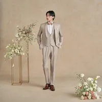 美しいサンドベージュのオリジナルタキシードはフランスのドーメル社のサステナブルコレクションの生地をセレクト。光沢感のあるショールカラーで上品な華やかさを添えて。
