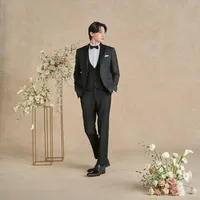 結婚式というフォーマルな場に相応しい品格を備えつつオーダースーツさながらの細かなこだわりを表現したブラックタキシード。イタリアトップの生地メーカーが誇る着心地に酔いしれて。
