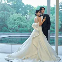 異素材を組み合わせたフリルリボンが優美に動き、存在感を放つドレスはブラックタキシードとのコーディネートもピッタリ！