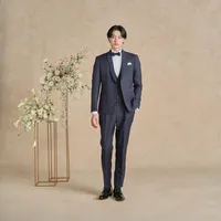 180年以上の歴史を誇る世界最古の服地商社ドーメル社のサステナブルウールを使用ししなやかな風合いに仕立てたタキシード。青と紫を合わせた奥深い色合いが洗練された印象を与えます。
