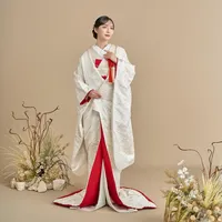 赤の胴裏と立体的な金駒刺繍でひときわ華やかさを感じる白無垢。大きく描かれた貝桶の柄には「夫婦和合」の意が込められており夫婦円満の象徴とされています。
