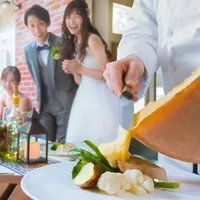 旬の食材にラクレットチーズをたっぷりとかけて温かなおもてなしを