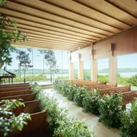 緑を多く使ったコーディネート
湖畔の景色を融合する