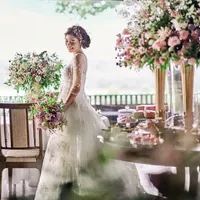 一面ガラス張りの会場から
注ぐ自然光はドレスを美しく引き立てる