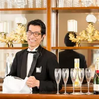 完全貸切りの控室ではお二人の好み、ゲストに合わせてBGMも飾り付けも自由。オリジナルのドリンクやウェルカムフードも自由に出せるから、ゲストに合わせたおもてなしを。