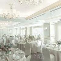 【光　50～100名】大きな窓で解放感いっぱいの会場