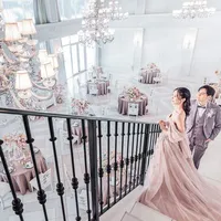 白基調のラグジュアリーな会場