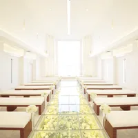 透明感のある純白のチャペル。ガラスのバージンロードを歩けるのは筑豊ではここだけ。