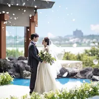 祝福のフラワーシャワーを浴びて