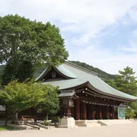 日本のはじまりの聖地、橿原神宮の結婚式。緊張感漂う中　斎主がご結婚をご報告申し上げます。末永いお幸せお祈りいただきます。鈴舞の奉奏、お二人の門出をお祝いいただきます。
日本建国の祖神第一代天皇神天皇と皇太后を御祭神とされています。