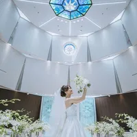 天井から差し込む光が花嫁を美しく輝かせます