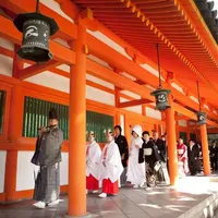 一同が巫女に先導され回廊を通り式場へ
