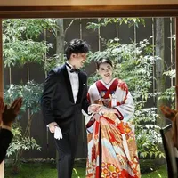 お互いの大切な方々へ、心からの感謝を届ける披露宴。ふたりの想いが伝わる適度な距離の近さが、祝宴の時をより盛り上げてくれる。