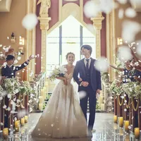 ゲストみんなで作った二人の未来への道を生花で清めながらお祝いするフラワーシャワーのセレモニー。
青空の下で爽やかな風を感じながらステキな時間をお過ごしいただけます。