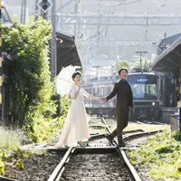 二人でよく来た思い出の場所での前撮り撮影も叶う。