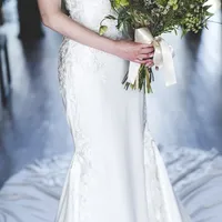 スレンダーなドレスはゲストとの距離も近く感じられます