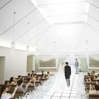 ゲストに見守られながら過ごす特別な空間。天井も高く祝福の拍手が響きます。